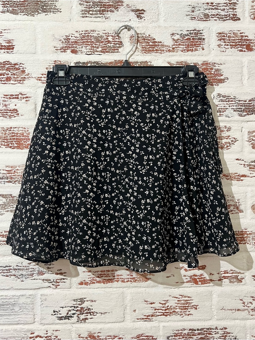 Forever 21 Black White Floral Chiffon Wrap Mini Skirt Size Large L Flared